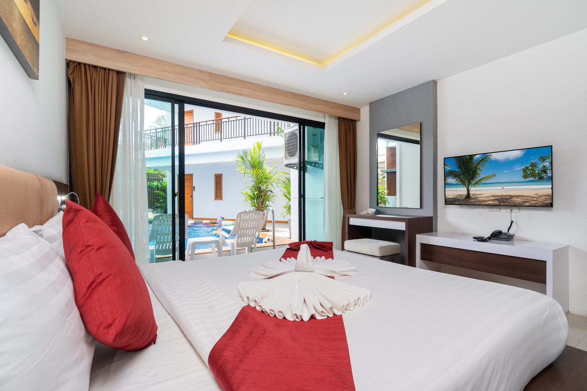 Deluxe Pool Access Room